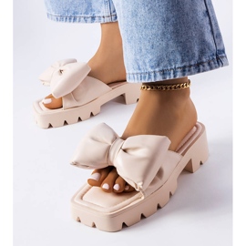 Beigefarbene Pantoletten mit Traktorsohle von Bossé 1