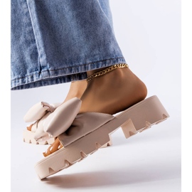 Beigefarbene Pantoletten mit Traktorsohle von Bossé 2