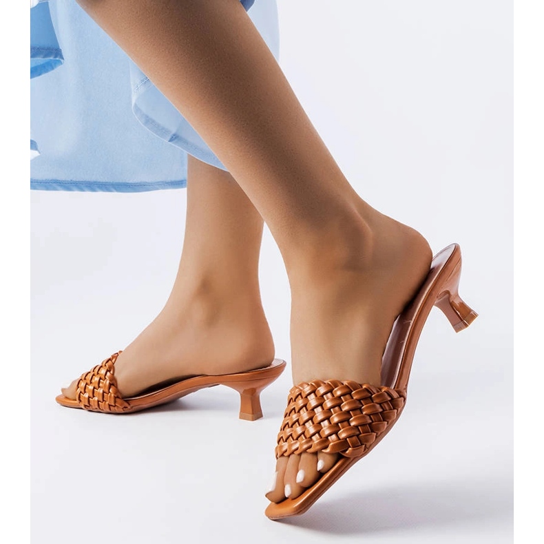 Braune Sandalen mit niedrigem Absatz von Burbank 2