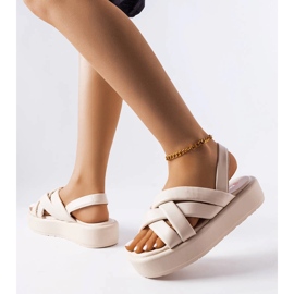 Beige Hufeisen-Plateausandalen 1