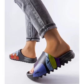 Schwarze Pantoletten mit Profil und Aufdrucken 2