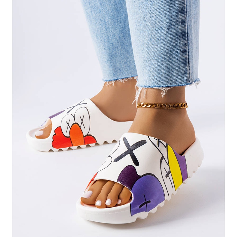 Weiße Hausschuhe mit Profil und Aufdrucken 1