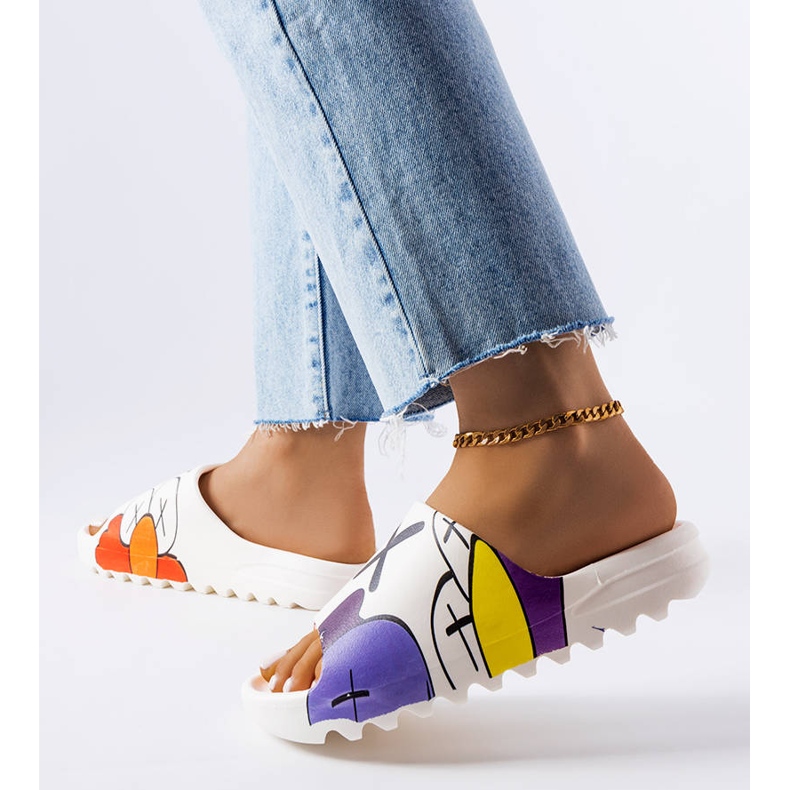 Weiße Hausschuhe mit Profil und Aufdrucken 2