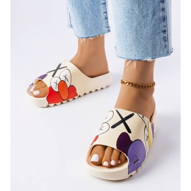 Beigefarbene Pantoletten mit Profil und Aufdrucken 1