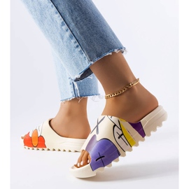 Beigefarbene Pantoletten mit Profil und Aufdrucken 2