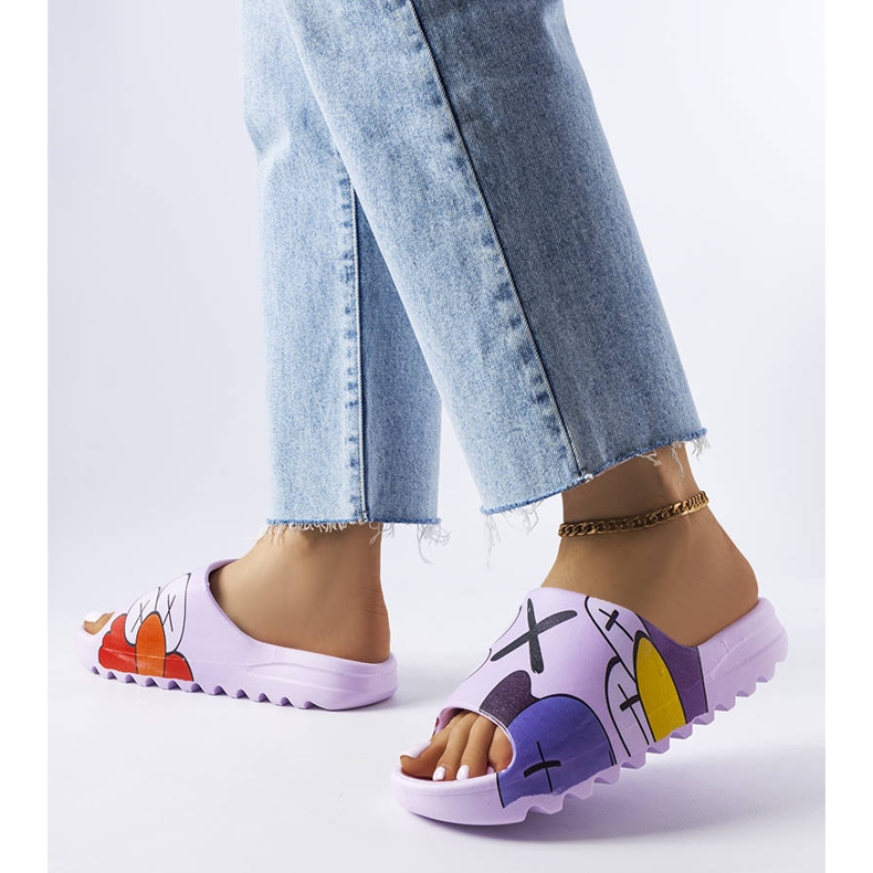 Lila Hausschuhe mit Aufdrucken violett 2