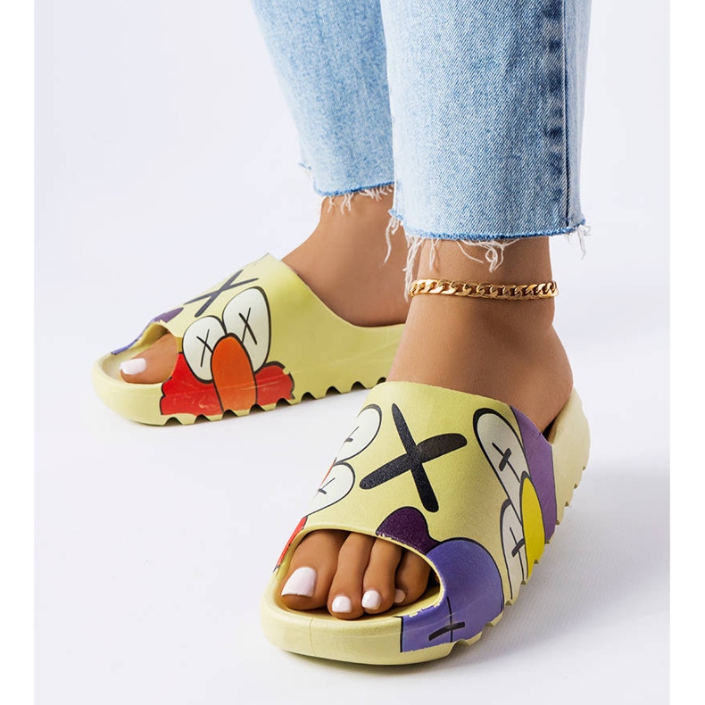 Grüne Hausschuhe mit Aufdrucken 1