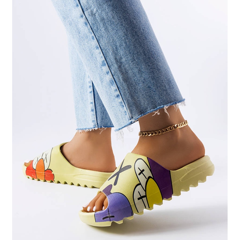 Grüne Hausschuhe mit Aufdrucken 2