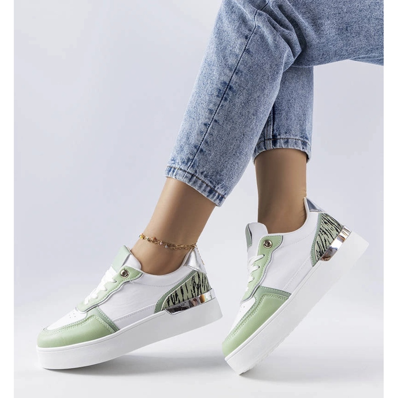 Grüne Turnschuhe auf der Tooele-Plattform 1