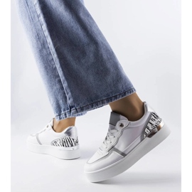 Weiße Turnschuhe auf der Tooele-Plattform 1