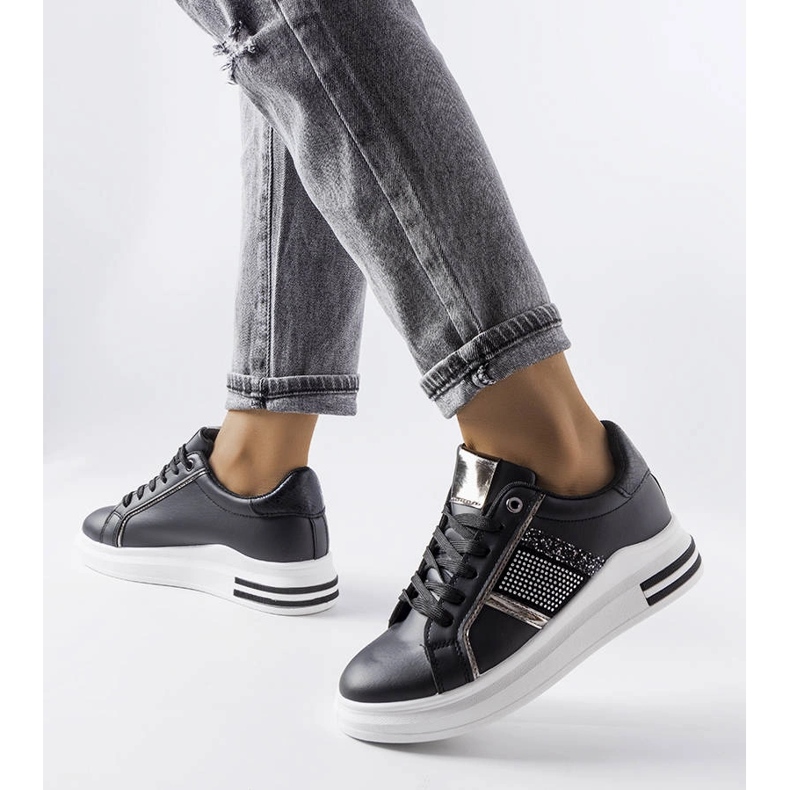 Schwarze Turnschuhe mit Xarles-Strasssteinen verziert 1