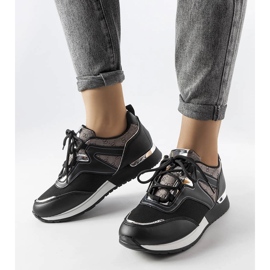 Schwarze Sneakers mit goldenen Elementen von Bedord 1