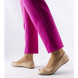 Beige lackierte Ballerinas von Lakewood 1