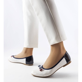 Weiße durchbrochene Ballerinas mit Tisser-Schleife 1