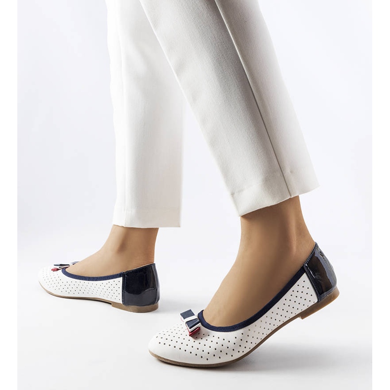 Weiße durchbrochene Ballerinas mit Tisser-Schleife 1