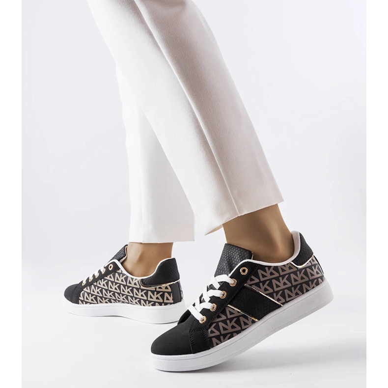 Schwarze Turnschuhe, verziert mit dem Bolduc-Monogramm 1