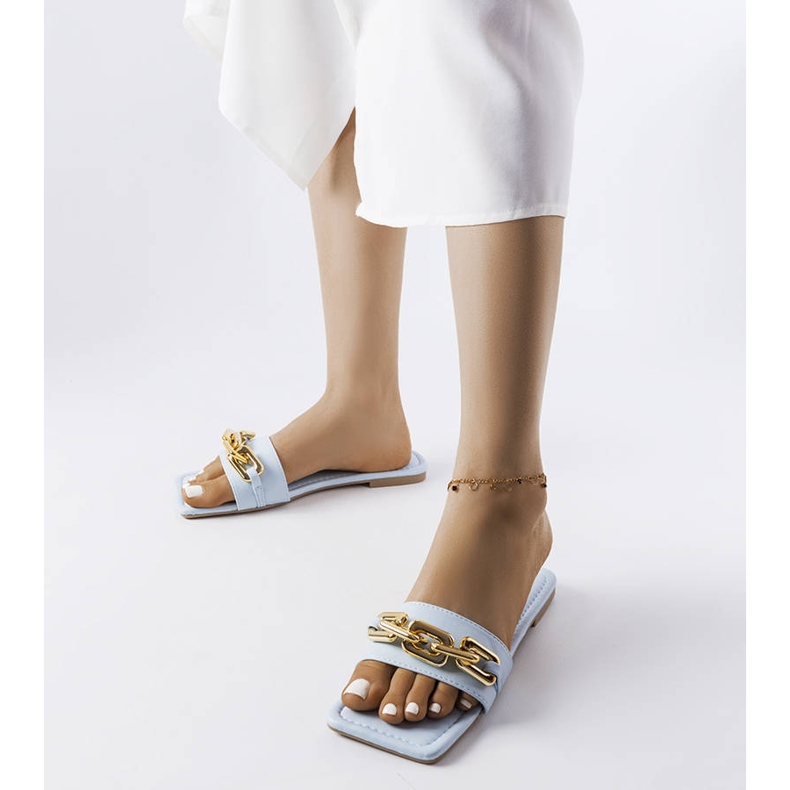 Blaue Pantoletten mit Kette von Cherell 1