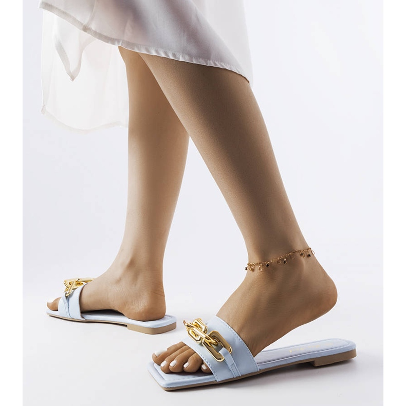 Blaue Pantoletten mit Kette von Cherell 2