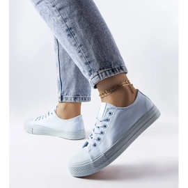 Blaue Turnschuhe von Esmeraude 1