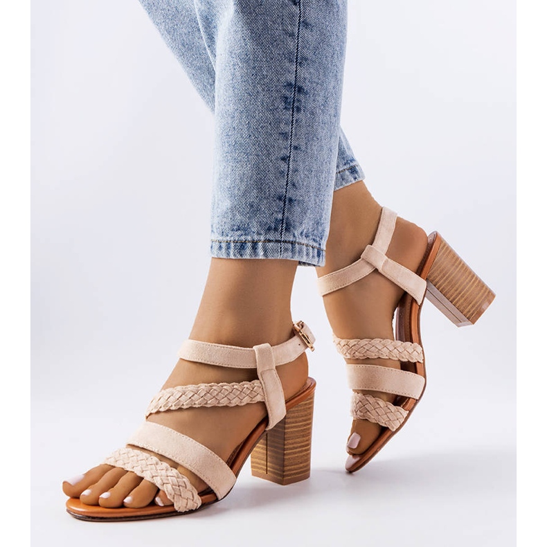 Beige Sandalen mit geflochtenen Riemen von Octave 1