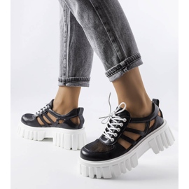 Schwarze Brogues mit massiver Emaline-Sohle 2