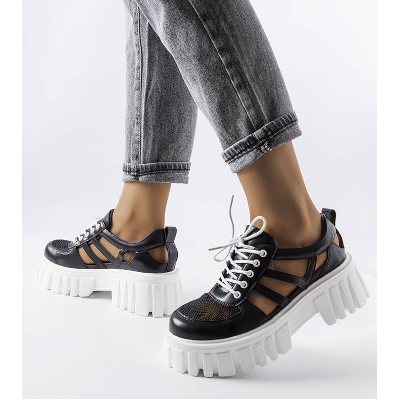 Schwarze Brogues mit massiver Emaline-Sohle 2