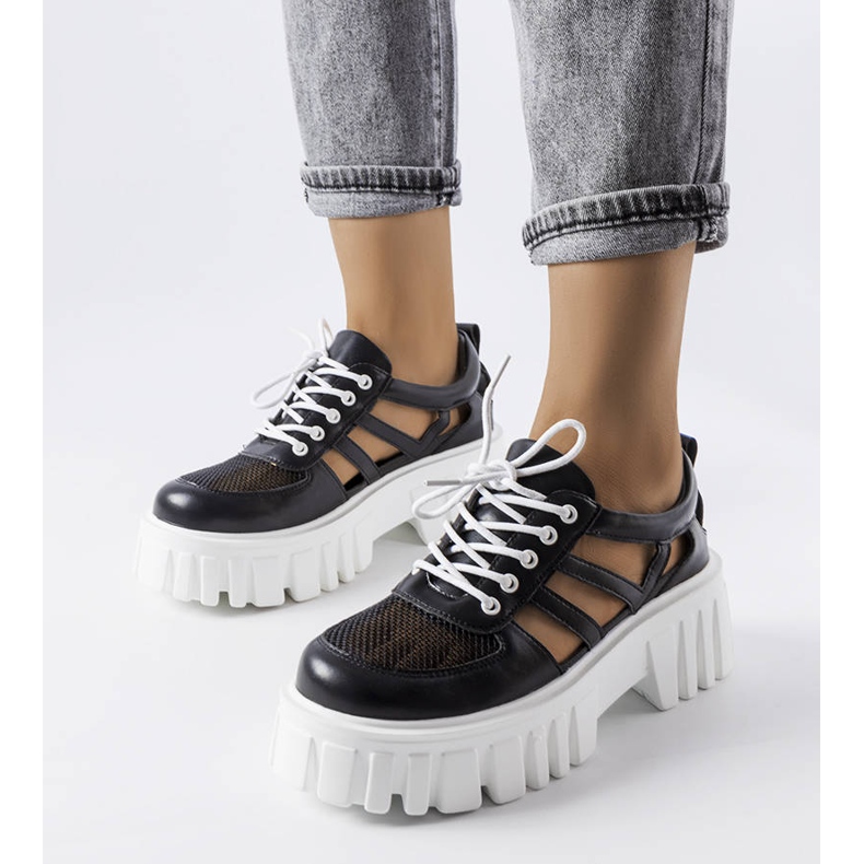 Schwarze Brogues mit massiver Emaline-Sohle 1