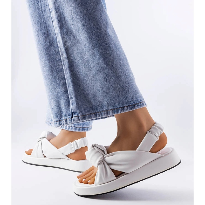 Weiße Keilsandalen von Clarice 1