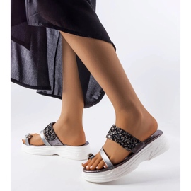 Graue Flip-Flops mit Schmuckdekoration von Cotilde silber- 1