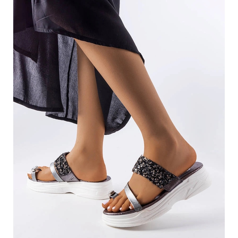 Graue Flip-Flops mit Schmuckdekoration von Cotilde silber- 1