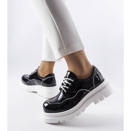 Schwarze Brogues auf einer massiven Cheshire-Sohle 1