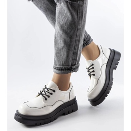 Weiße Brogues auf einer massiven Cheshire-Sohle 1