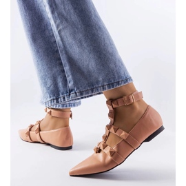 Beigefarbene Ballerinas mit spektakulärem Blur-Verschluss 1