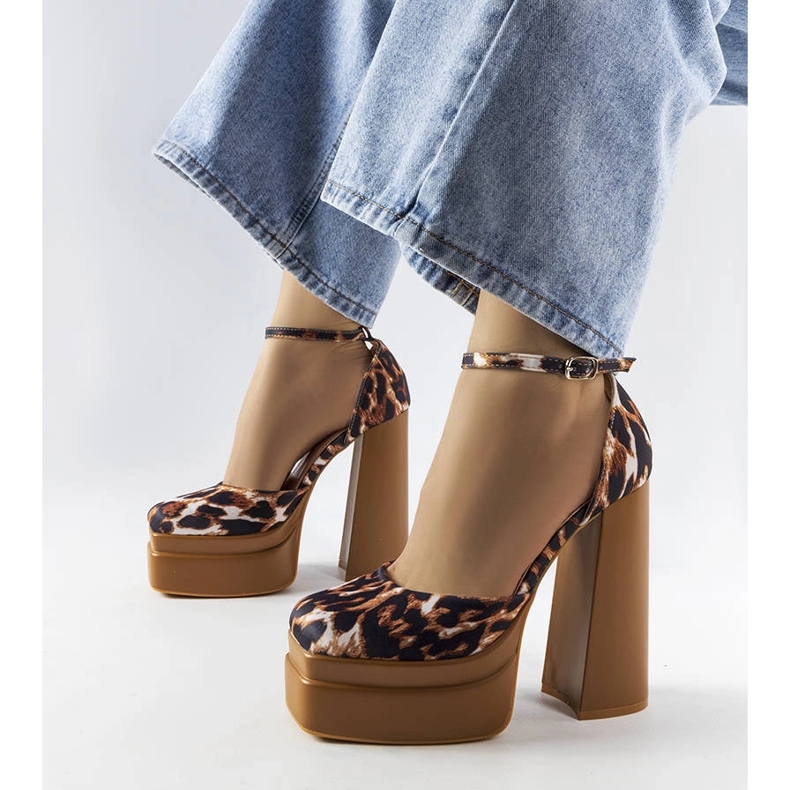 Braune Pumps mit hohen Absätzen von Romines 1