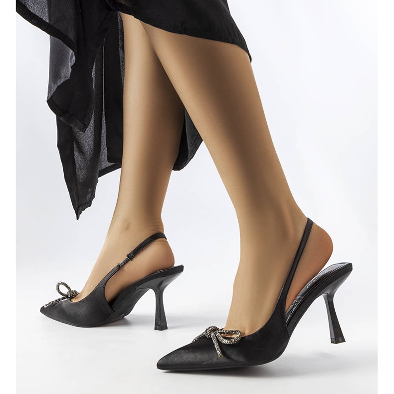 Schwarze Absätze mit Wildrose-Schleife 2