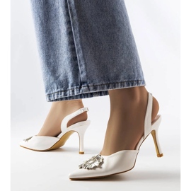 Moïse-Pumps mit weißen Strasssteinen 1