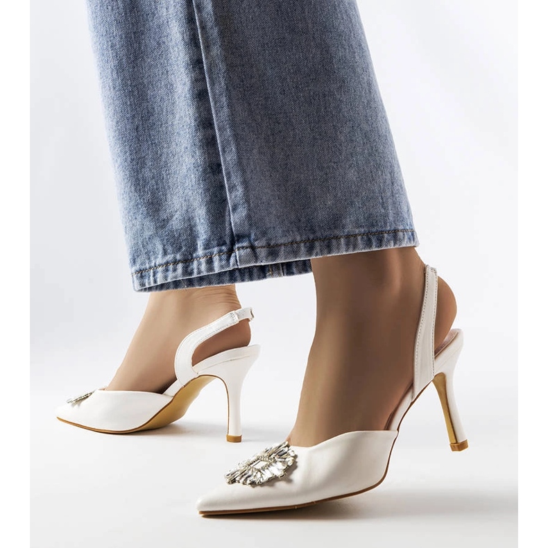 Moïse-Pumps mit weißen Strasssteinen 1