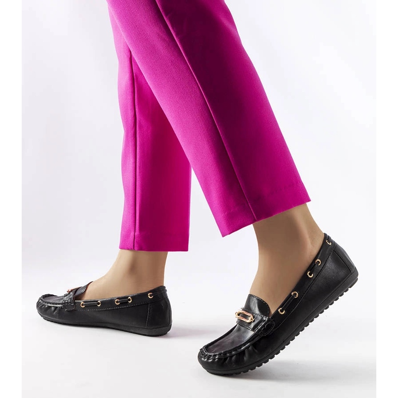 Schwarze Slipper, verziert mit der Seattle-Applikation 1