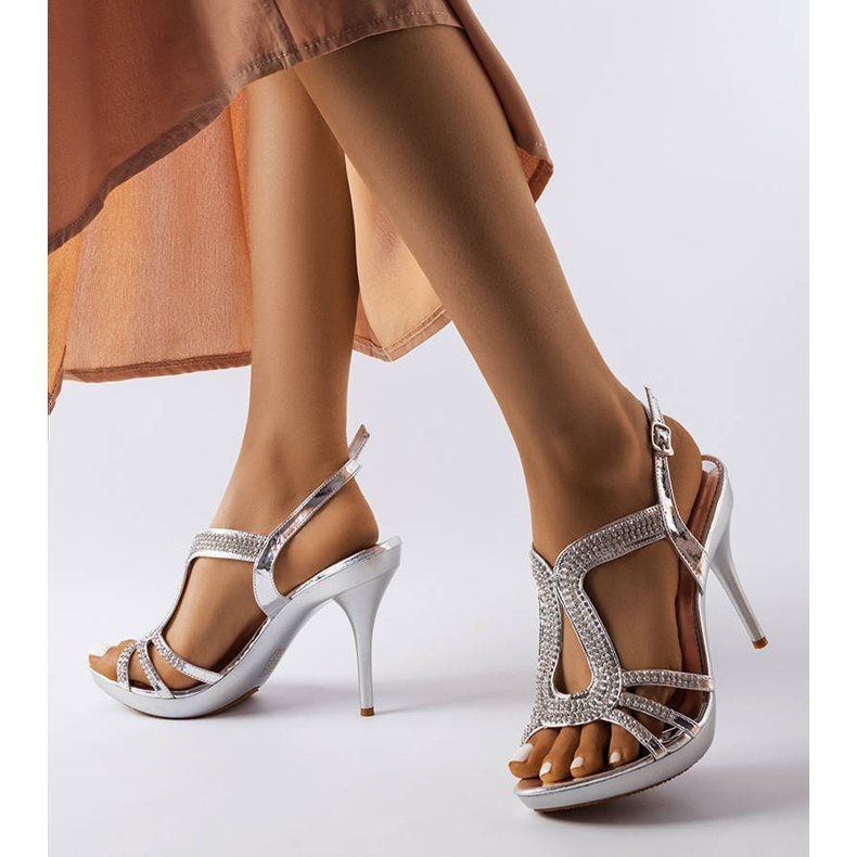 Inna Silberne Sandalen an einer Anstecknadel mit Zirkonias von Rafe 1