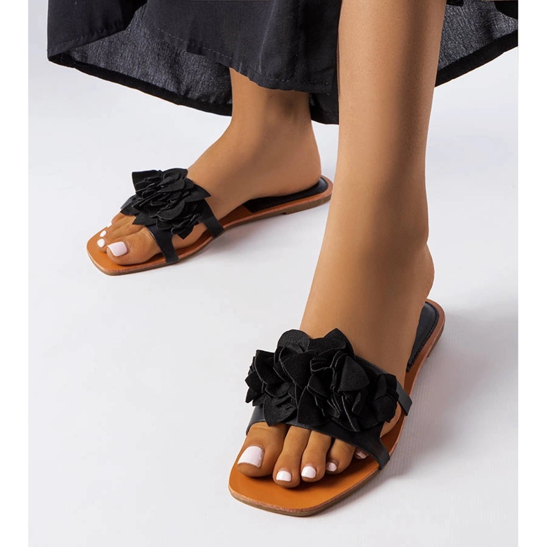 Schwarze Pantoletten verziert mit Blumen von Rapids 1