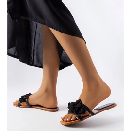 Schwarze Pantoletten verziert mit Blumen von Rapids 2