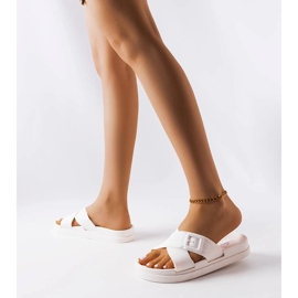 Weiße Gummi-Sandalen mit Schnalle von Pauline 2