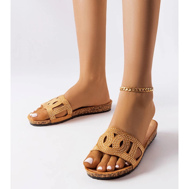 Beigefarbene Pantoletten mit Lagacé-Streifen verziert 1