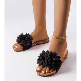 Schwarze Hausschuhe mit Blumen verziert 1