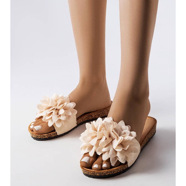 Beige Hausschuhe mit Farland-Blumen verziert 1