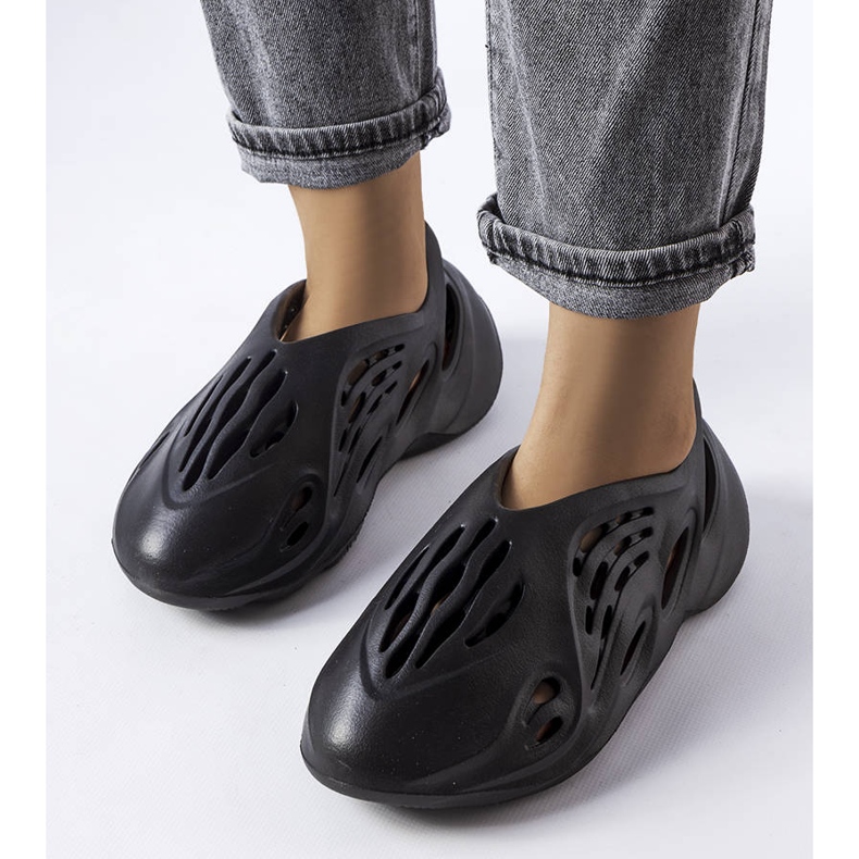 Julienne-Slipper aus schwarzem Schaumstoff 1