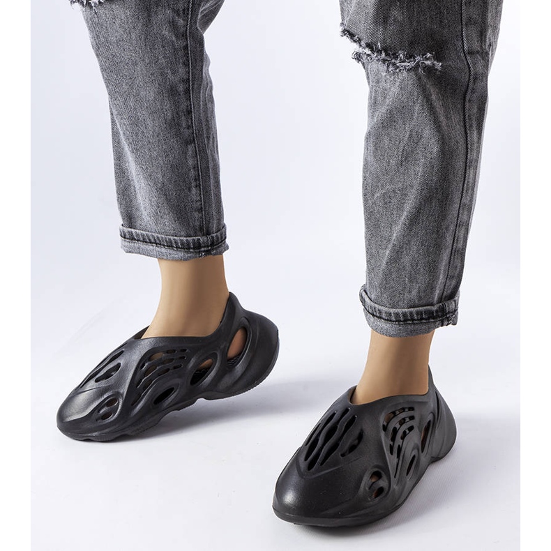 Julienne-Slipper aus schwarzem Schaumstoff 2