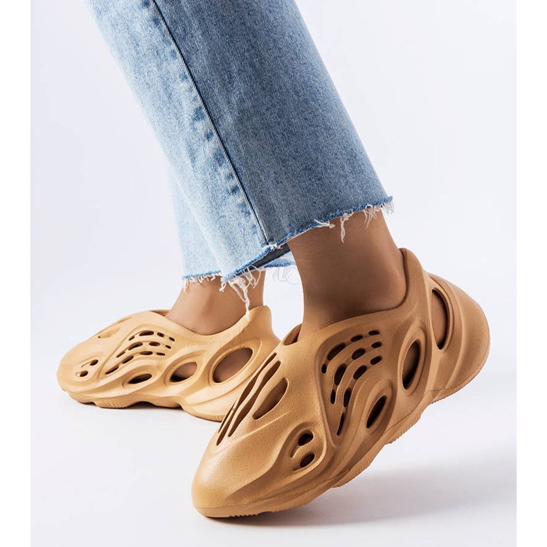 Julienne-Hausschuhe aus braunem Schaumstoff 1