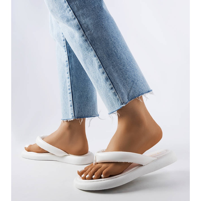 Weiße klobige Flip-Flops von Smithfield 2