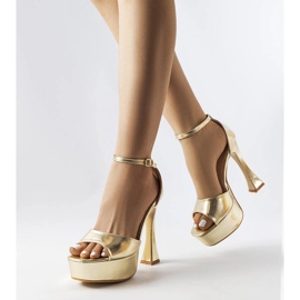 Hohe Sandalen aus goldfarbenem Illinois-Lack golden 1